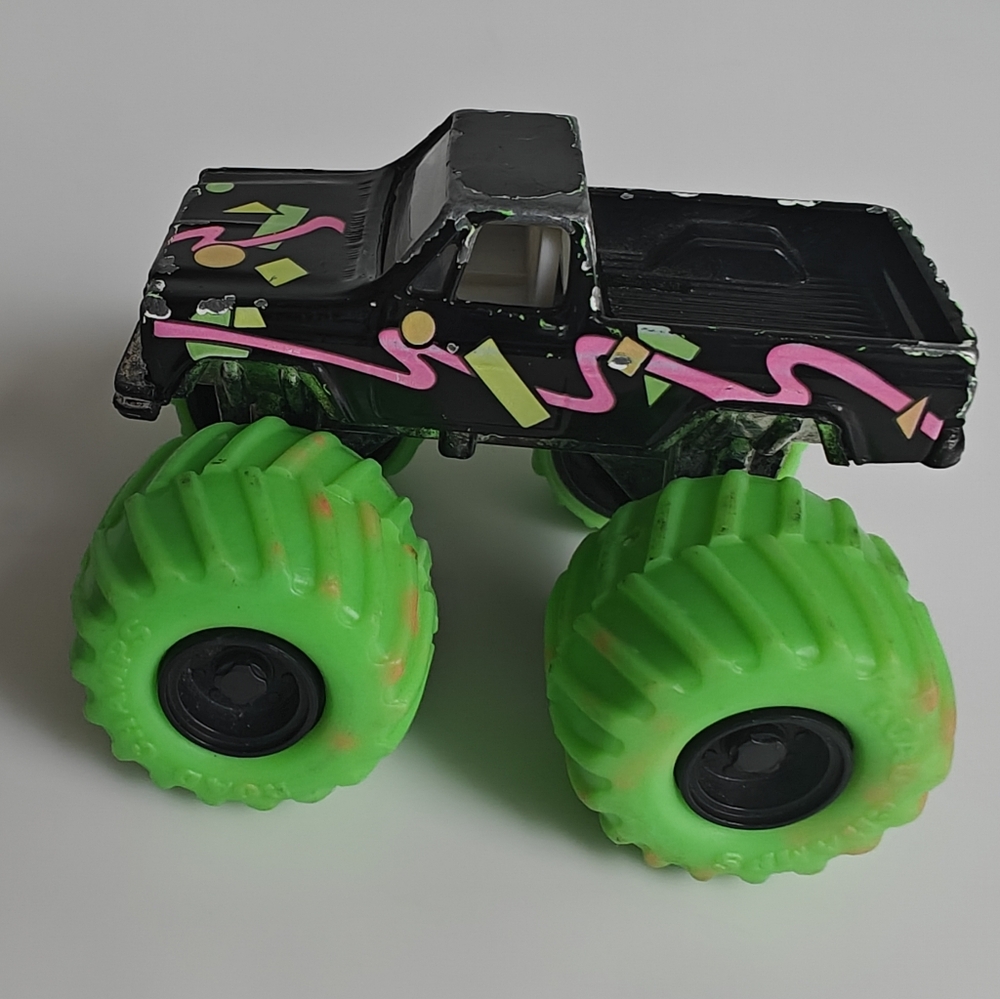 Road Champs Monster Truck 1987 Vintage Black Chevy? Truck Neon Green Wheels - Picture 2 of 5
